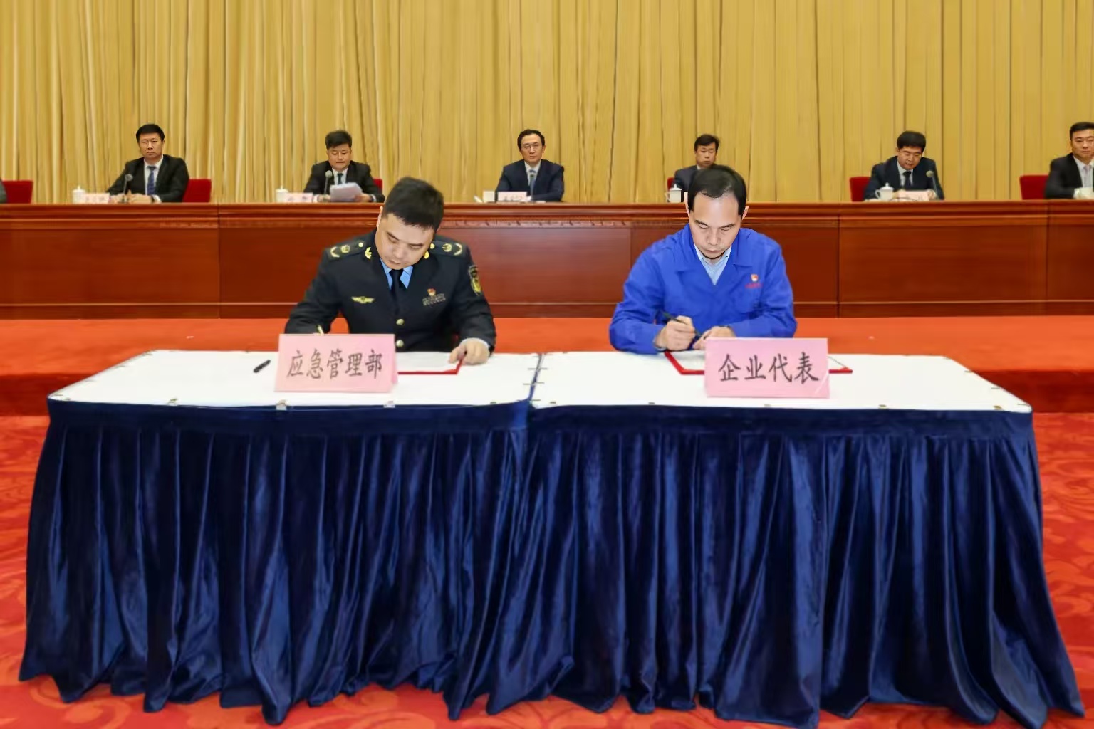 签署清静生产责任状.jpg 签署清静生产责任状.jpg